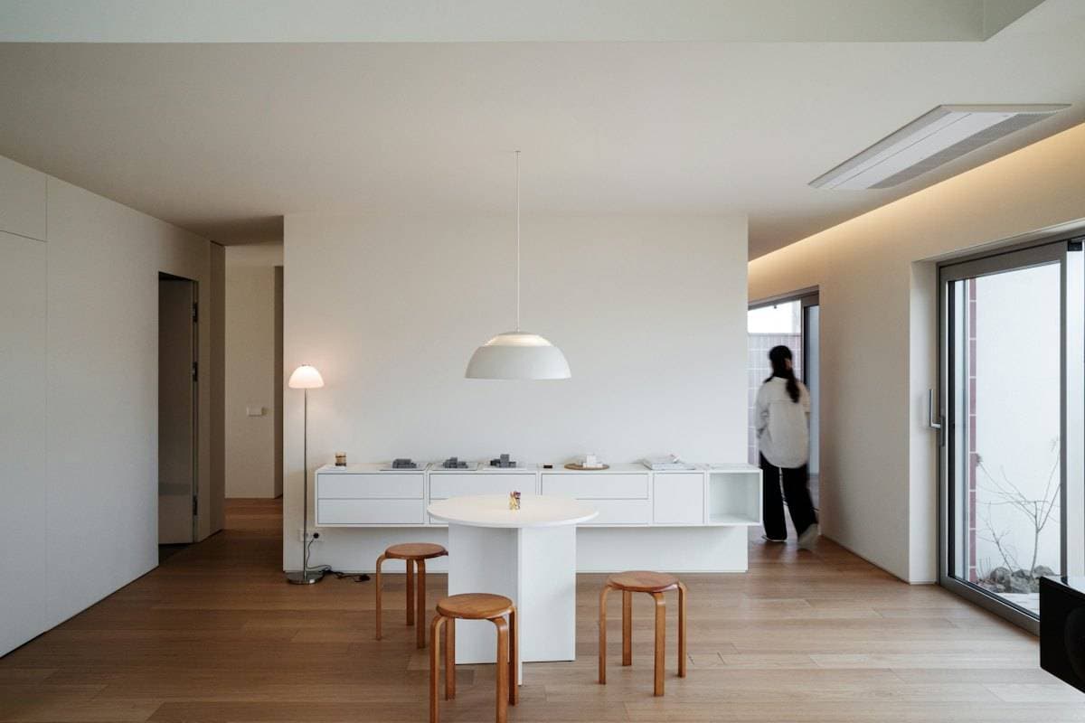 Bright minimal interior